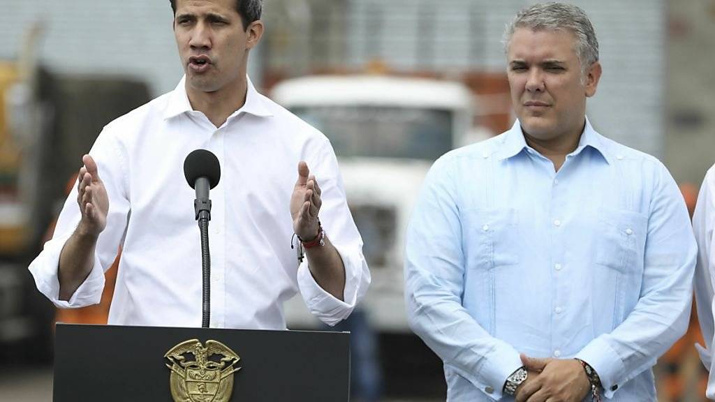 Der selbst ernannte venezolanische Interimspräsident Juan Guaidó (l.) und der kolumbianische Präsident Iván Duque (r.) fordern gemeinsam die freie Einfuhr von Hilfsgütern nach  Venezuela.