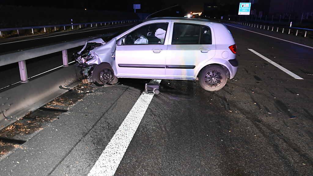 Ein 26-jähriger Autofahrer hat sich auf der Autobahn A1 in Rheineck SG bei einem Selbstunfall verletzt.
