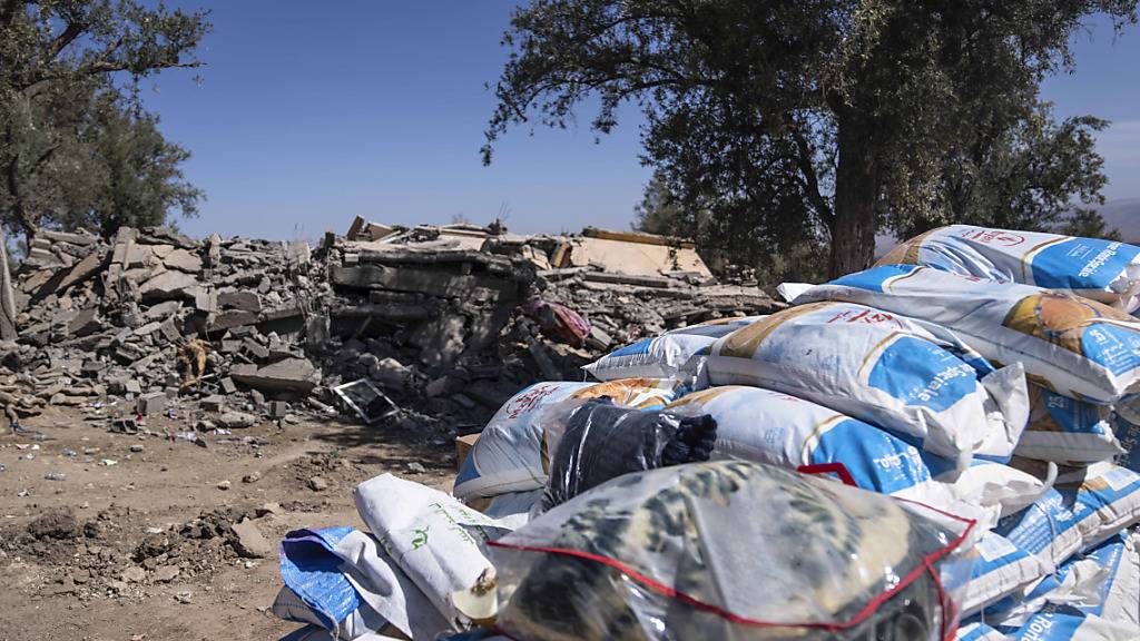 Säcke mit humanitären Hilfsgütern liegen neben den Trümmern des Erdbebens im Ort Tafeghaghte in der Nähe von Marrakesch. Foto: Mosa'ab Elshamy/AP/dpa