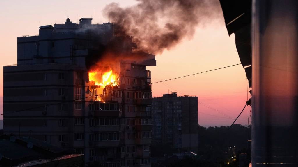 dpatopbilder - Eine Wohnung in einem mehrstöckigen Wohnhaus steht nach einem russischen Drohnenangriff in der ukrainischen Hauptstadt in Flammen. Foto: Stringer/AP/dpa
