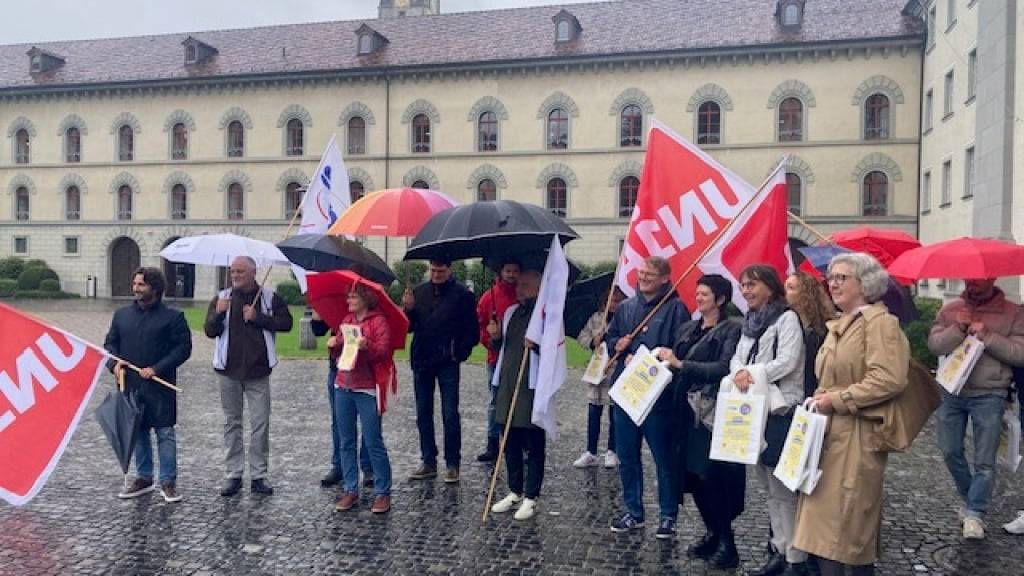 Gewerkschafterinnen und Gewerkschafter verteilten am Montagmittag Flugblätter, in denen sie den Verzicht auf längere Ladenöffnungszeiten forderten.