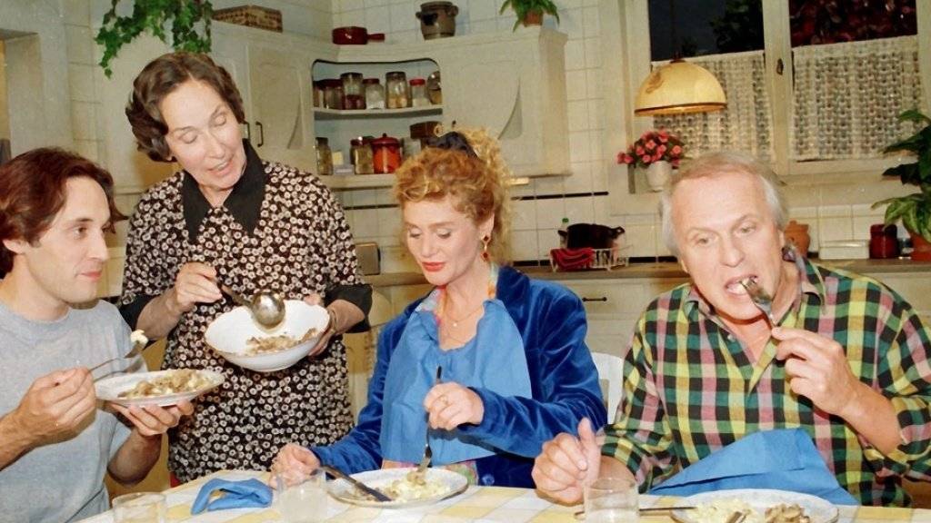 Trudi Roth (2. von links) spielte in der Comedy-Serie «Fascht-e-Familie» die Tante Martha. Roth ist am Samstag im Alter von 86 Jahren gestorben. (Archivbild)