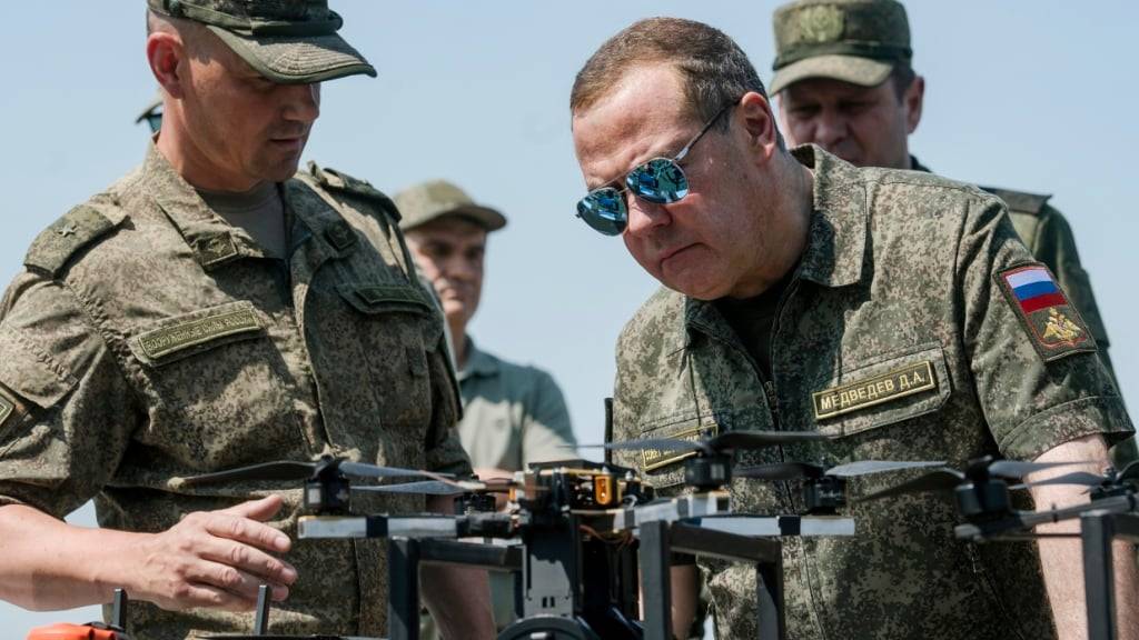 ARCHIV - Dmitri Medwedew (rechts) bei einem Truppenbesuch. Foto: Uncredited/Sputnik Pool  via AP/dpa/Archivbild