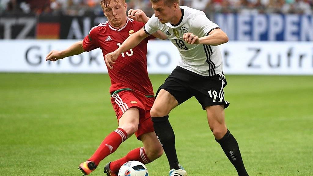 Toni Kroos (rechts) ist auch an der EM-Endrunde in Frankreich der Taktgeber im deutschen Mittelfeld