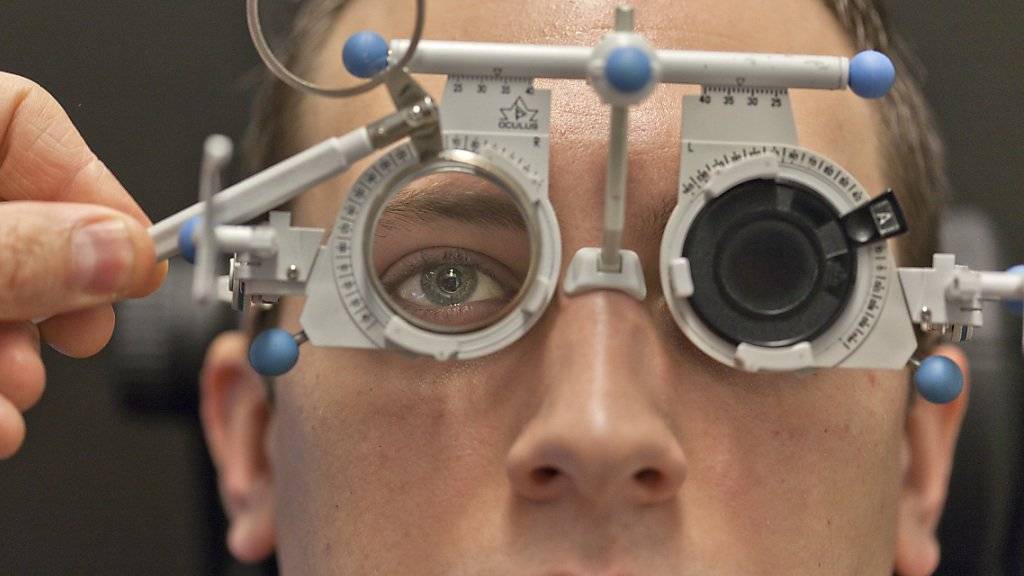 Augentest für neue Sehhilfe: Die Optikerkette Visilab hatte im vergangenen Jahr 45 Prozent mehr Online-Terminvereinbarungen als im Vorjahr. (Symbolbild)