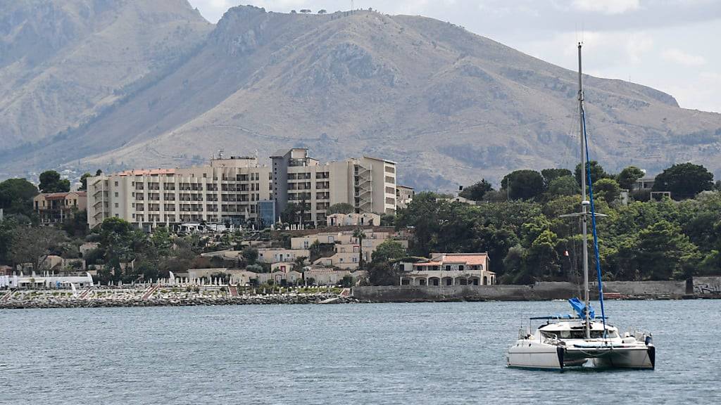 Ein Blick auf das Hotel Domina Zagarella, das die Überlebenden des Schiffbruchs der «Bayesian» beherbergt. Foto: Salvatore Cavalli/AP/dpa