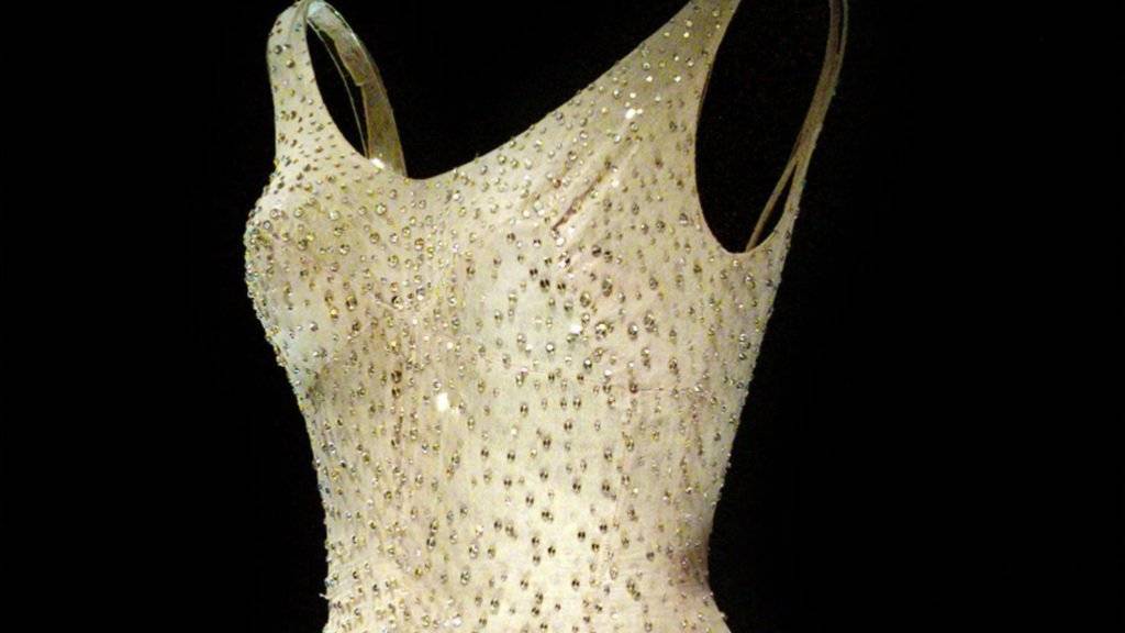 Beim Angebot über 4,8 Millionen Dollar fiel der Hammer: Dieses Perlenkleid trug Monroe, als sie 1962 für US-Präsident Kennedy «Happy Birthsday» sang. (Archiv)
