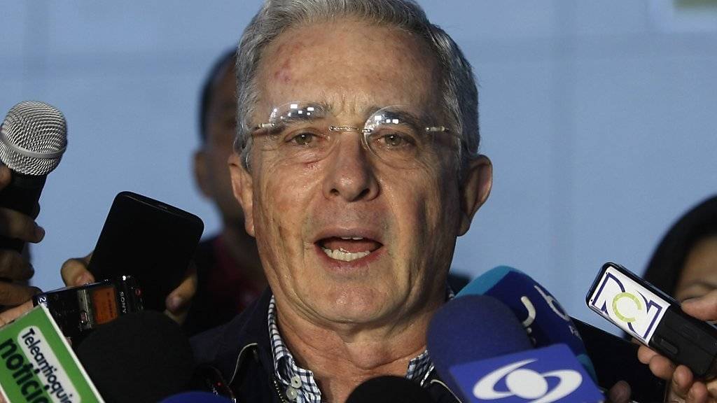 Die revidierte Fassung des Friedensvertrags geht Oppositionschef und Ex-Präsident Uribe nicht weit genug - er verlangt weitere Änderungen und will dazu die FARC-Führung treffen.