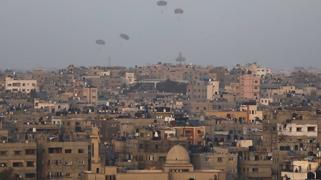 Humanitäre Hilfsgüter werden von den USA aus der Luft über Gaza-Stadt abgeworfen. Die USA haben damit begonnen, die Zivilbevölkerung im Gazastreifen aus der Luft mit Hilfsgütern zu versorgen. Foto: Mohammed Hajjar/AP/dpa