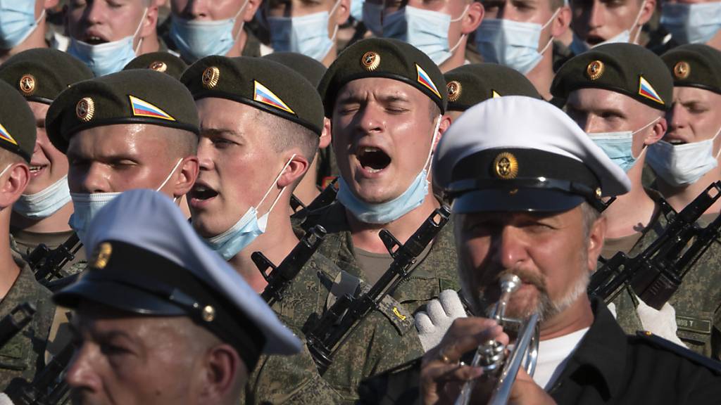 ARCHIV - Bislang liegt das Höchstalter für den Einzug von Wehrpflichtigen in Russland bei 27 Jahren. Foto: Dmitri Lovetsky/AP/dpa