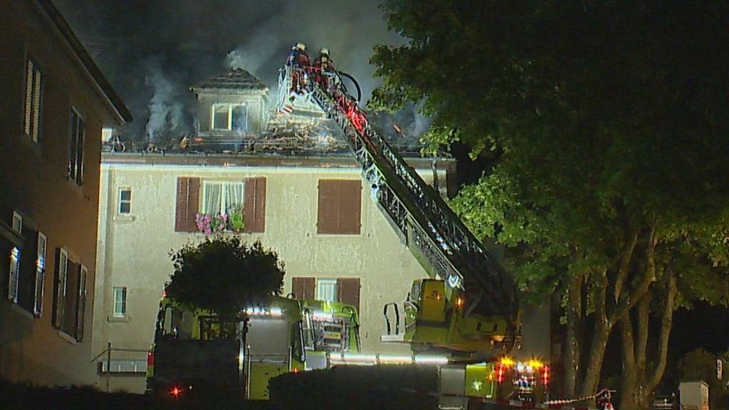Grossbrand wütet in dreiteiligem Mehrfamilienhaus in Thalwil