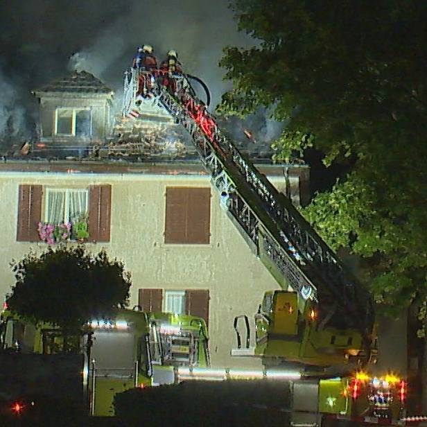 Grossbrand wütet in dreiteiligem Mehrfamilienhaus in Thalwil
