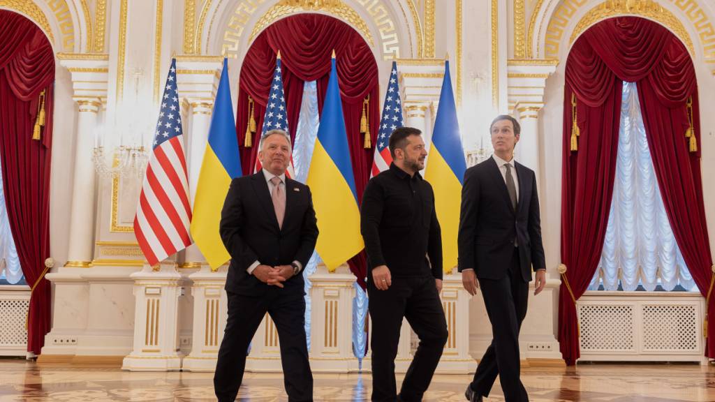 dpatopbilder - HANDOUT - Der ukrainische Präsident Wolodymyr Selenskyj (M) trifft sich im Marienpalast in Kiew mit den Gesandten des US-Präsidenten Trump, Jared Kushner (r) und Steve Witkoff. Foto: -/Ukrainian Presidential Press Office/AP/dpa - ACHTUNG: Nur zur redaktionellen Verwendung und nur mit vollständiger Nennung des vorstehenden Credits