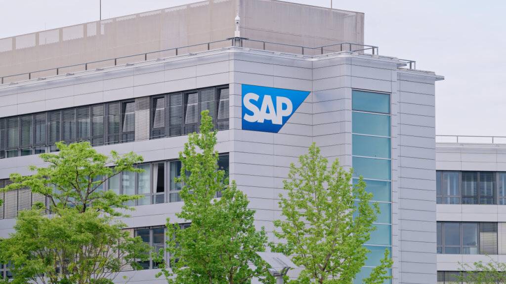 Das Logo des Softwarekonzerns SAP am Hauptgebäude des Unternehmens in Walldorf. (Archivbild)