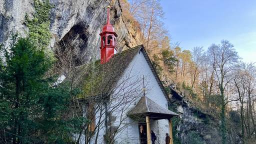 Neuer Anstrich für den Turm auf der Verenaschlucht-Kapelle – manche sehen rot