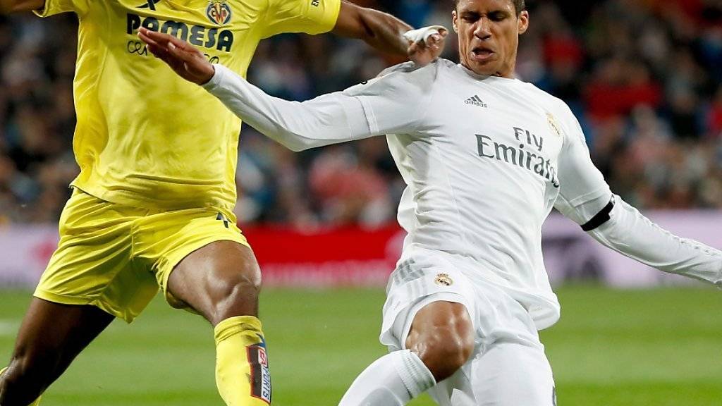 Raphaël Varane (re., gegen Villarreals Bakambu) bangt nach einer Oberschenkel-Verletzung um seinen Einsatz im Champions-League-Final