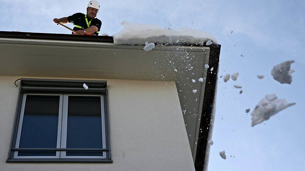 Der Mann stürzte bei Schneeräumungsarbeiten von einem Dach. (Symbolbild)