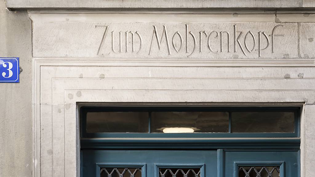 Der «Mohrenkopf» im Zürcher Niederdorf bleibt noch eine Weile sichtbar: Gegen die Abdeckung der Inschrift wurde Rekurs eingereicht. (Archivbild)
