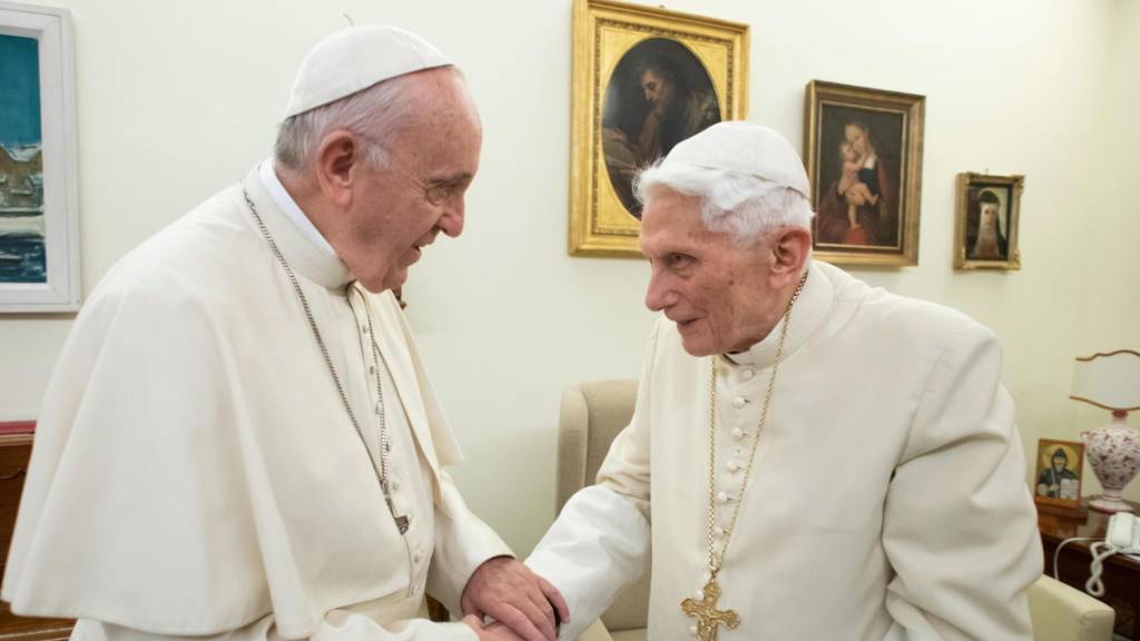 Der zurückgetretene Papst Benedikt XVI. (rechts) vermisst seine bayrische Heimat. (Archivbild)