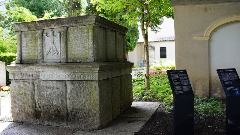 Die Informationstafeln neben dem Nazi-Stein in Chur sollen nun die Geschichte sichtbar machen.