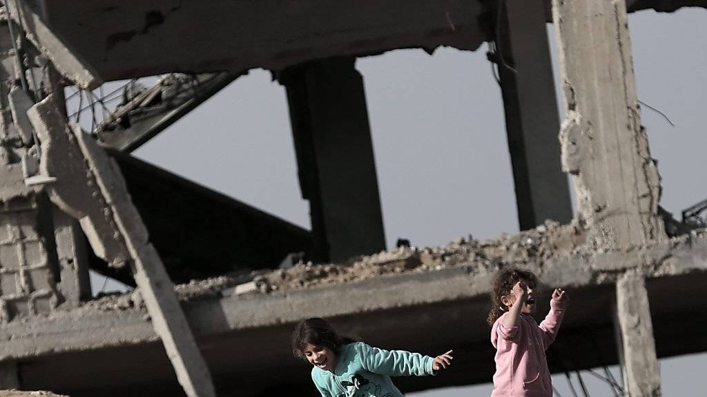 Spielende Kinder spielen vor den Trümmern eines vor zwei Jahren bei israelischen Angriffen zerstörten Hauses im Gazastreifen (Archiv)