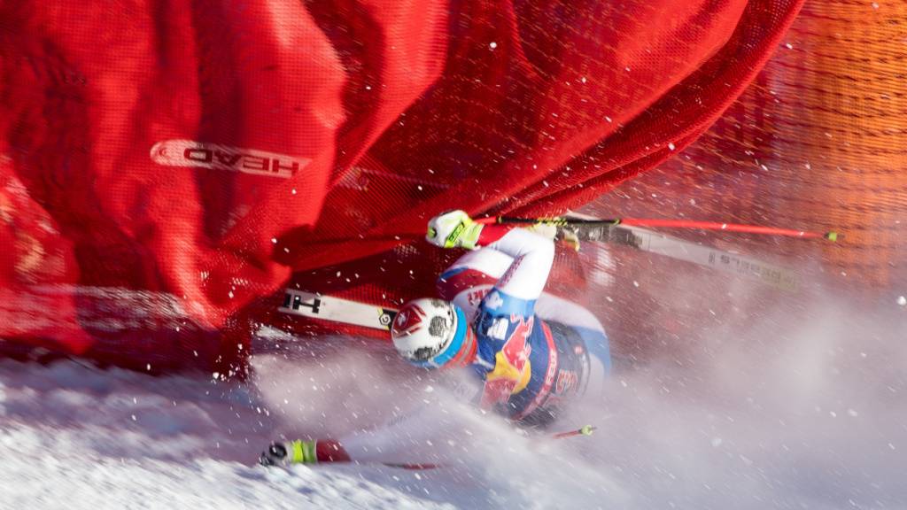 Mit grossem Vorsprung fliegt Beat Feuz 2017 in der Abfahrt in der Traverse in die Fangnetze