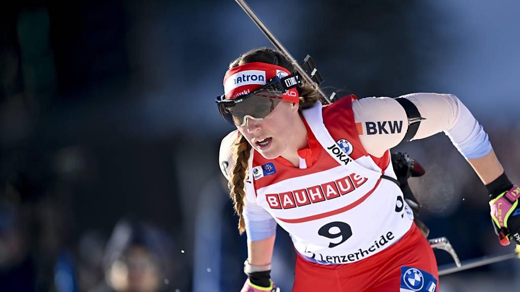 Lena Häcki-Gross läuft der Spitze nach mehreren Strafrunden hinterher
