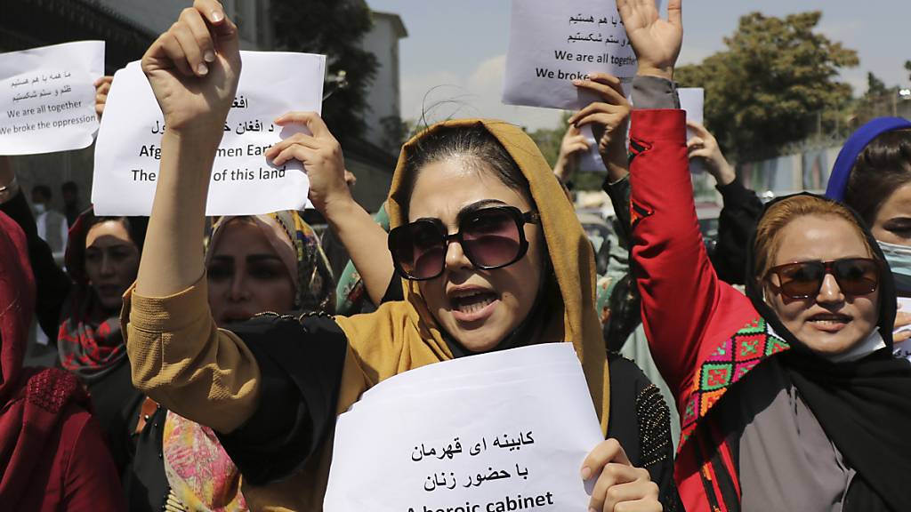 dpatopbilder - Frauen versammeln sich zu einer Demonstration, um ihre Rechte unter der Taliban-Herrschaft einzufordern. Foto: Wali Sabawoon/AP/dpa