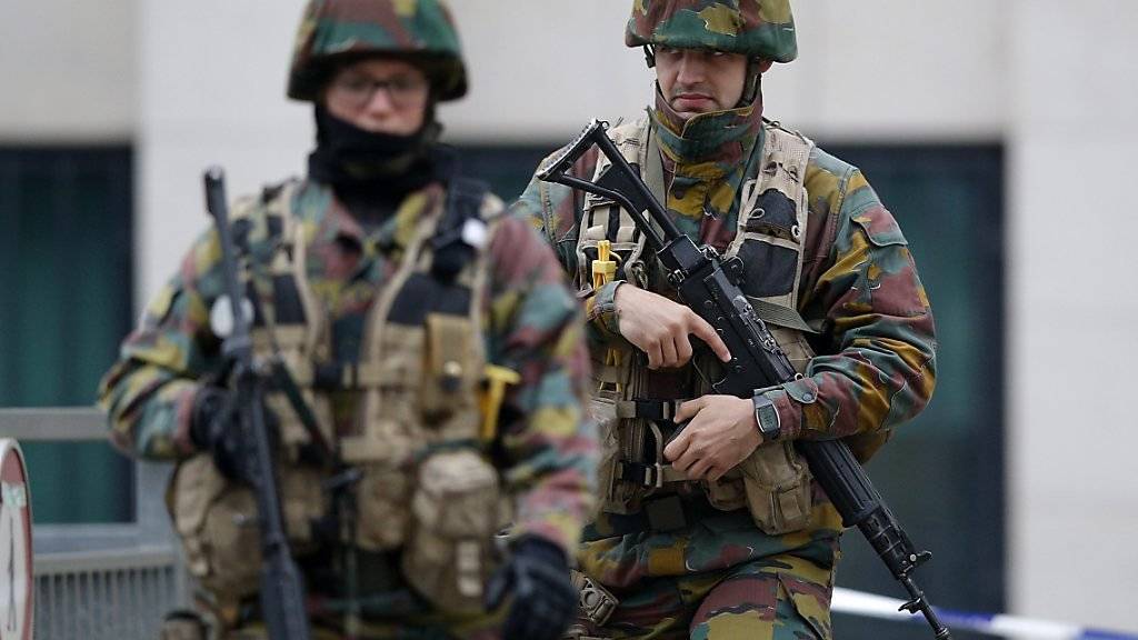 Belgische Armeepolizisten sichern das Gerichtsgebäude, in dem der mutmassliche Terrorist Salah Abdeslam erscheinen wird. Derweil läuft die Fahndung nach weiteren Terrorhelfern.