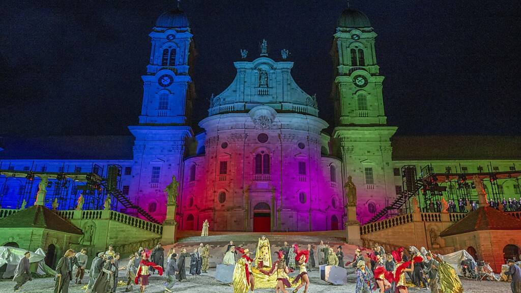 Das vor der Klosterkirche aufgeführte Welttheater hat Einsiedeln zusätzliche Übernachtungen beschert. (Archivaufnahme)