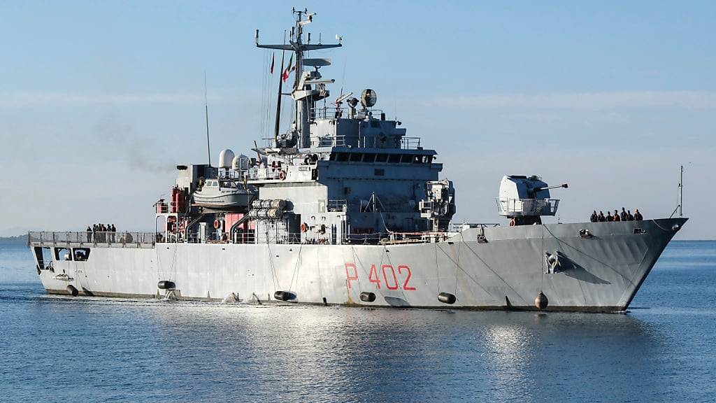 ARCHIV - Das italienische Marineschiff Libra läuft mit der zweiten Gruppe von acht Migranten, die in internationalen Gewässern abgefangen wurden, in den Hafen von Shengjin im Nordwesten Albaniens ein. Foto: Vlasov Sulaj/AP/dpa