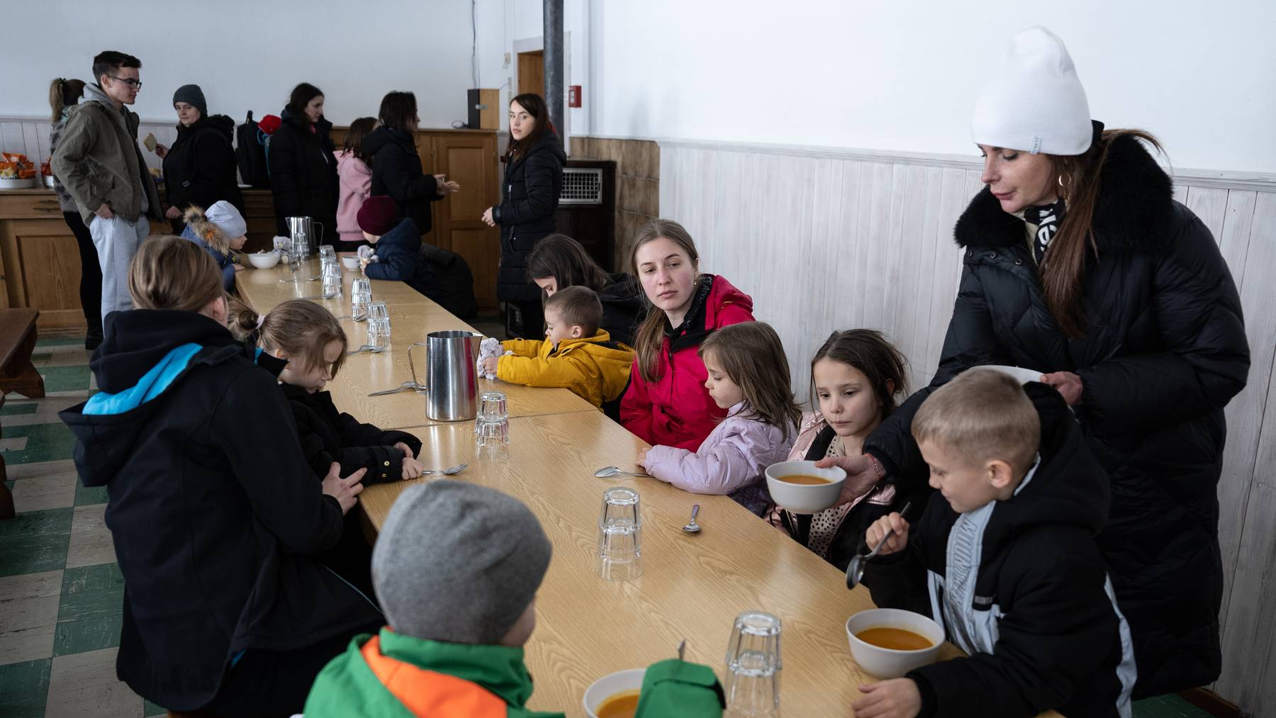Ukrainische Kinder erhalten eine warme Mahlzeit in einem Pfadizentrum. (Archivbild)
