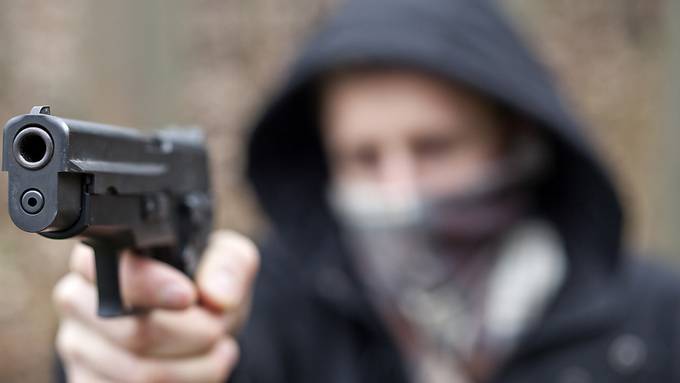 16-Jähriger zielt mit Waffe auf Polizisten – verhaftet 
