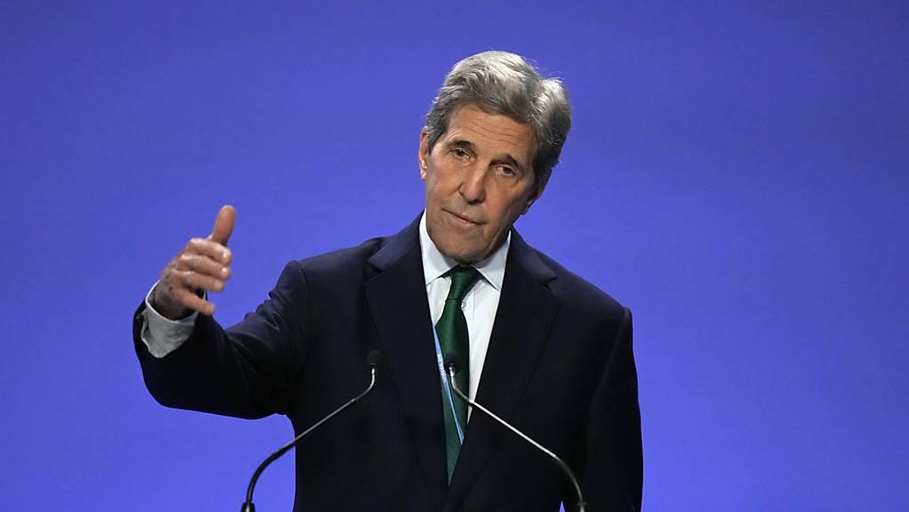 John Kerry, Sondergesandter des US-Präsidenten für Klimafragen, spricht während der UN-Klimakonferenz COP26. Kerry hat die Staaten auf der Weltklimakonferenz in Glasgow beschworen, ihren Ausstoß klimaschädlicher Treibhausgase noch in diesem Jahrzehnt drastisch zu drosseln.