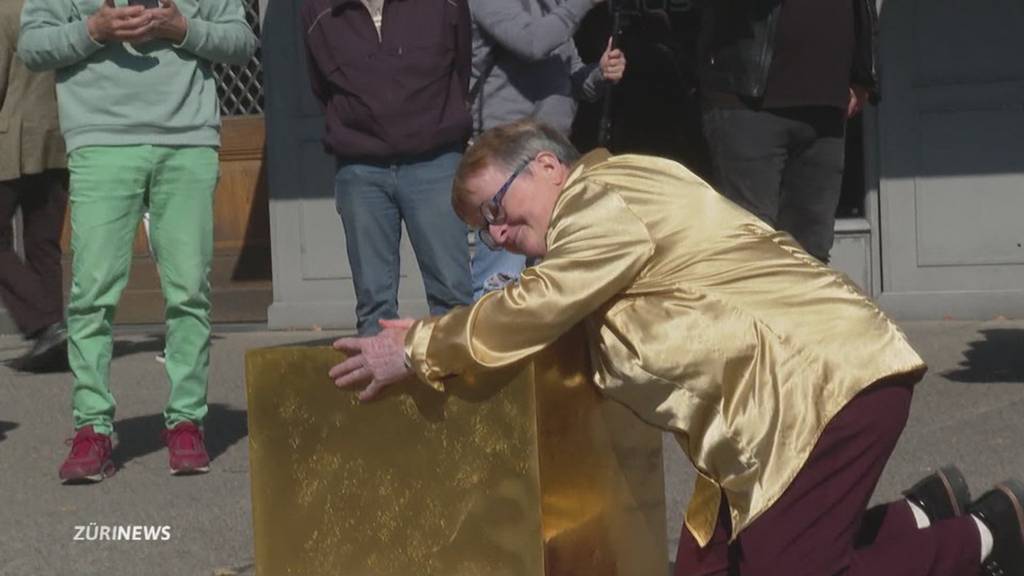 Goldwürfel auf Rathausbrücke