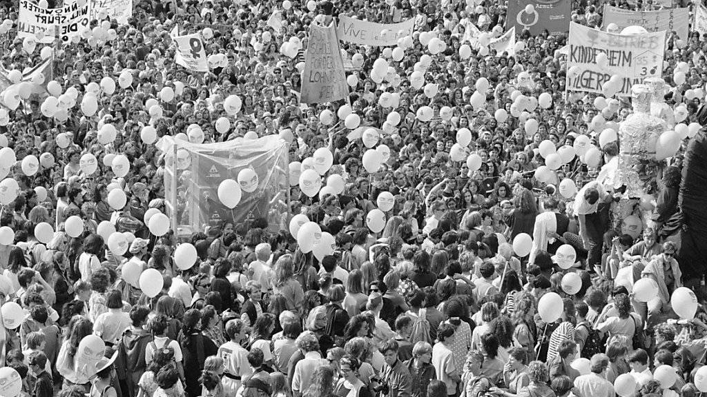 An den Anliegen hat sich seit 27 Jahren nichts geändert: Streikende Frauen am nationalen Frauenstreik vom 14. Juni 1991 in Zürich. (Archiv)