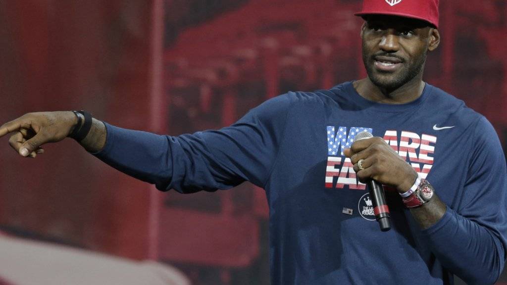 Der Basketballspieler LeBron James hat einen Werbevertrag mit Nike auf Lebenszeiten erhalten.
