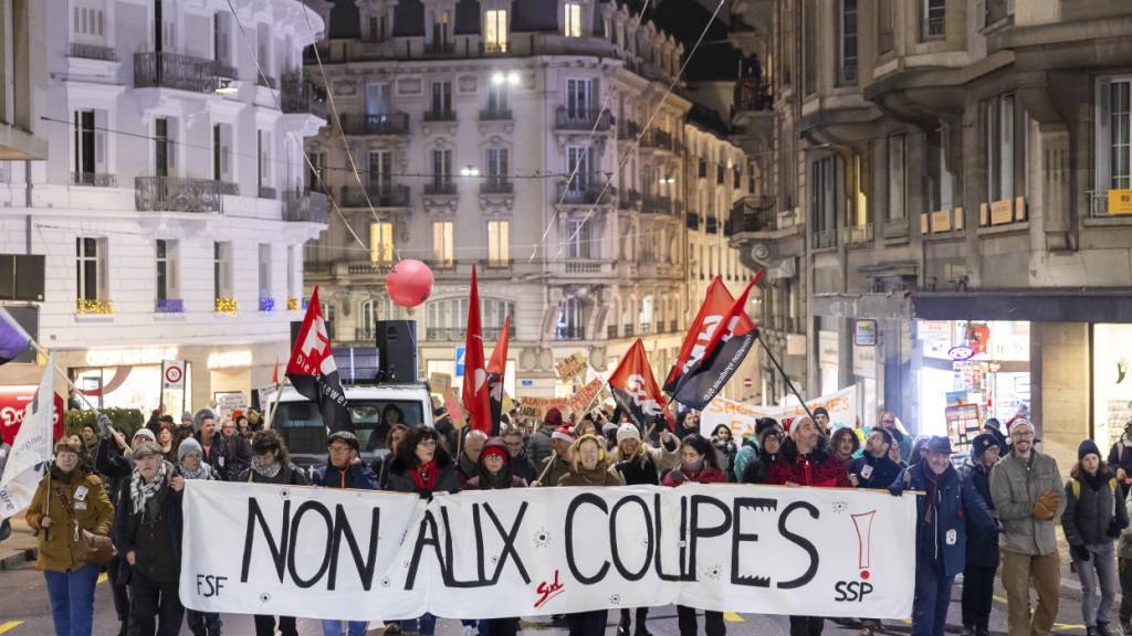 Trotz der Rücknahme der geplanten Lohnsenkung für das Waadtländer Staatspersonal sind am Montagabend in Lausanne mehrere tausend Menschen auf die Strasse gegangen.