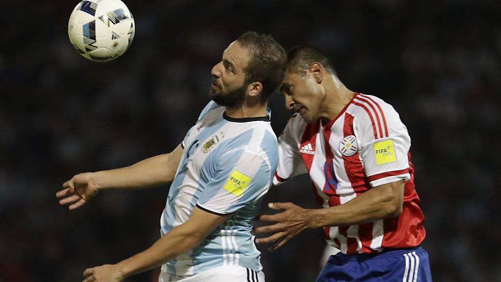 Argentinien mit Gonzalo Higuain (links) zog gegen Paraguay mit Paulo Da Silva den Kürzeren