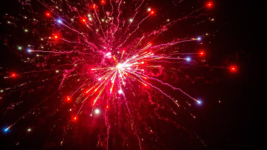 ARCHIV - In den Städten Athen, Limassol und Larnaka wird es geräuschloses Feuerwerk geben. Foto: Sina Schuldt/dpa