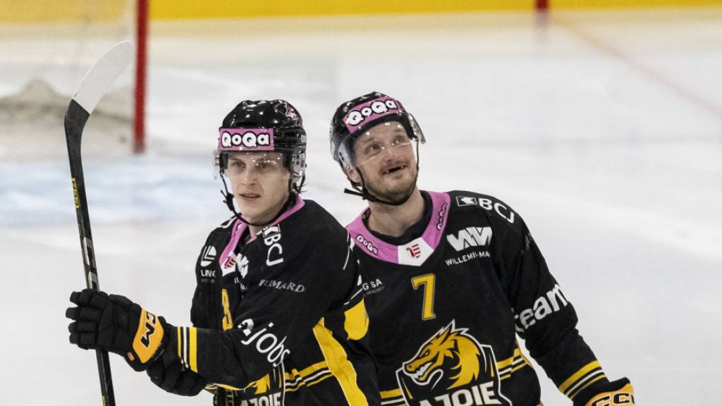 Freude in der Ajoie: 2:0-Torschütze Anttoni Honka (li.) jubelt mit Daniel Carr