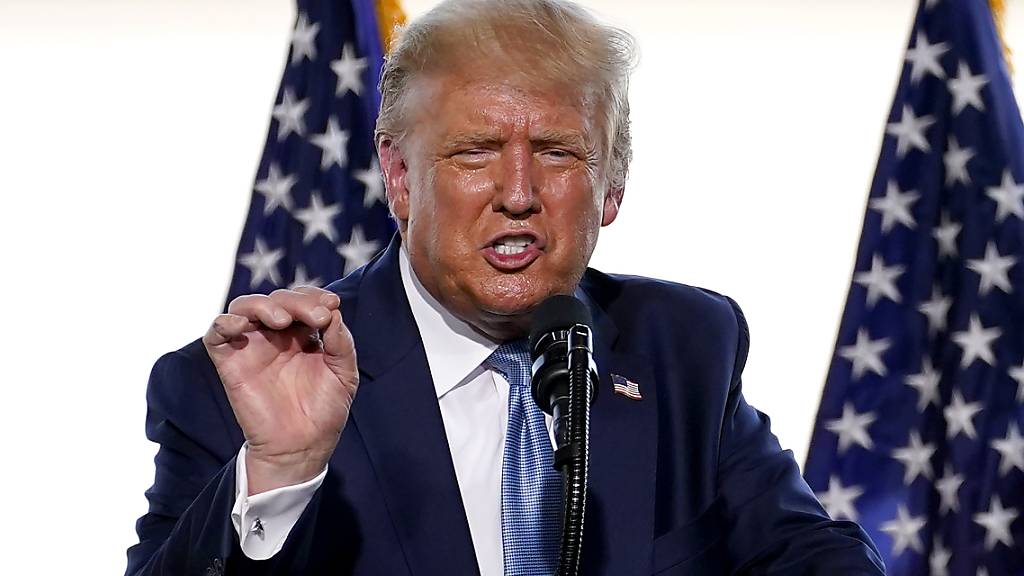 Donald Trump, Präsident der USA, spricht auf einer Wahlkampfveranstaltung zu seinen Unterstützern. Foto: Matt York/AP/dpa