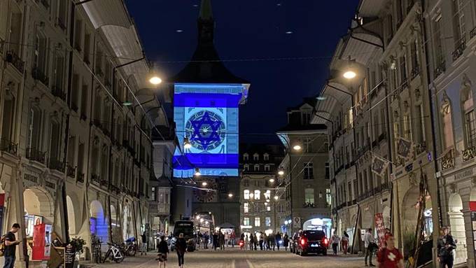 Bern setzt am Zytglogge ein Zeichen für Israel – Frau demonstriert mit Palästina-Flagge