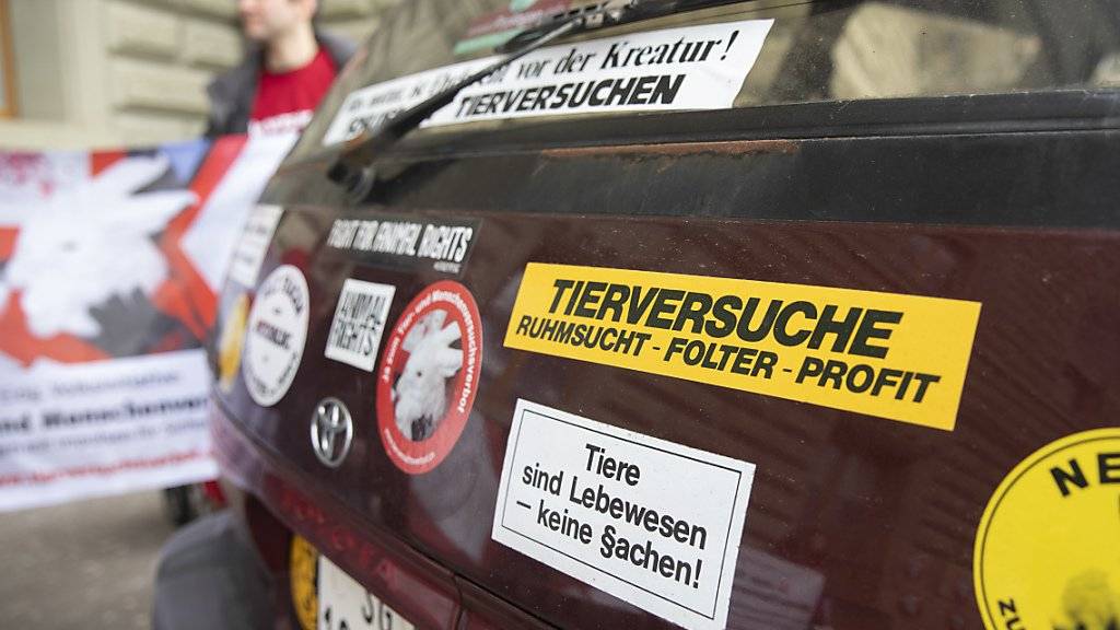 Aufkleber mit Statements zum Tierschutz kleben auf einem Auto: Am Montag wurden in Bern die Unterschriften für die eidgenössische Volksinitiative «Ja zum Tier- und Menschenversuchsverbot» der Bundeskanzlei übergeben.