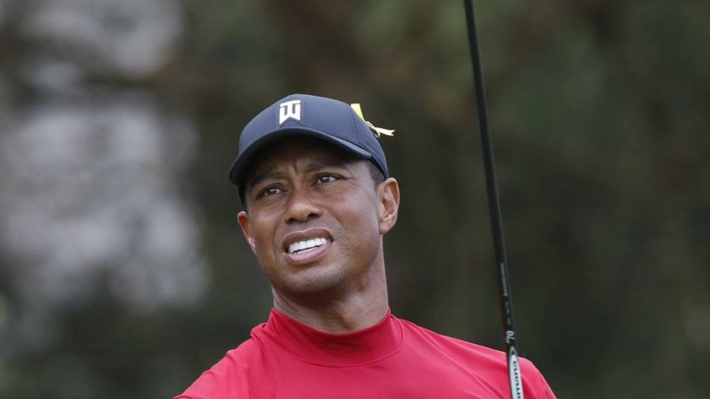 Tiger Woods im roten Leibchen, seinem Tenü für die Schlussrunde