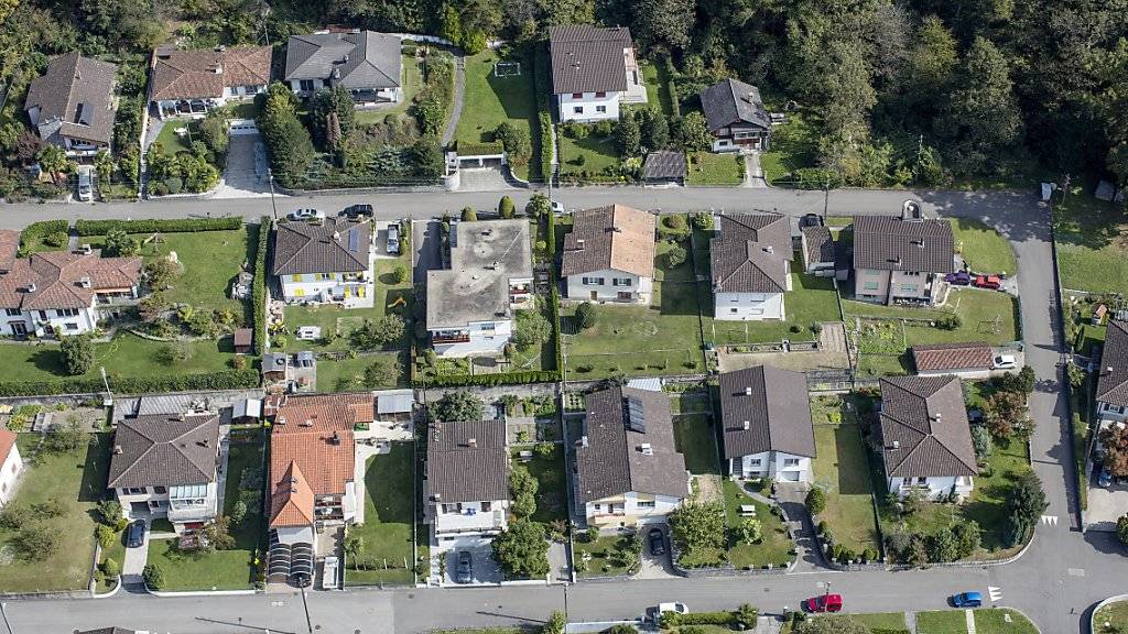 Der Wunschtraum vieler Schweizer Haushalte: Ein freistehendes Einfamilienhaus in Stadtnähe mit Garten und schöner Aussicht. (Symbolbild)