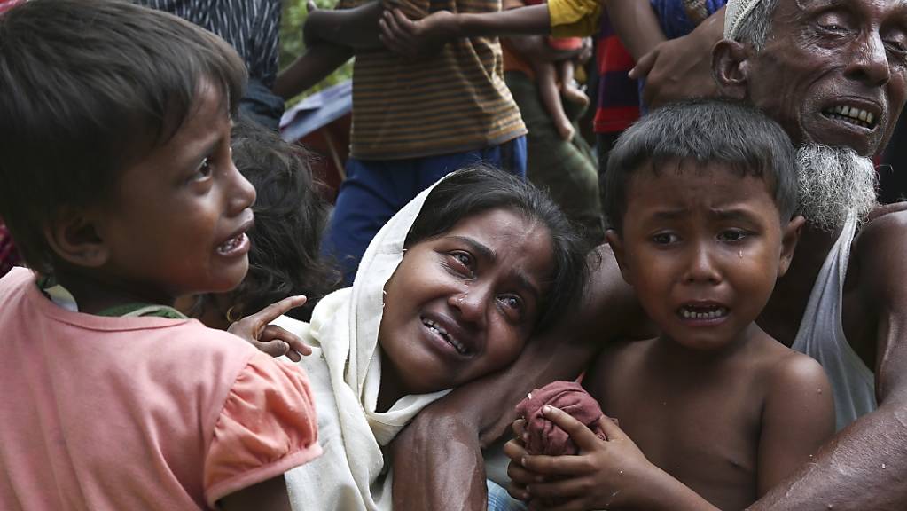 Angehörige der muslimischen Minderheit der Rohingyas weinen an der Grenze zu Bangladesch bei Ghumdhum. (Archiv) 