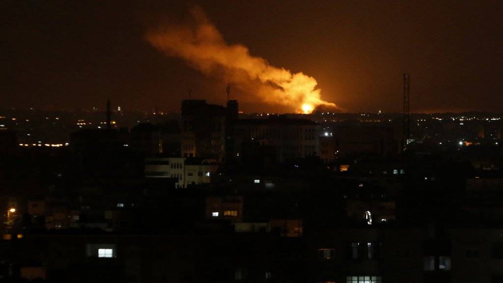 Nach einer durch einen israelischen Luftangriff ausgelösten Explosion steigt Rauch in den Nachthimmel über Gaza-Stadt. Insgesamt griff Israel 80 Ziele im Gazastreifen an.