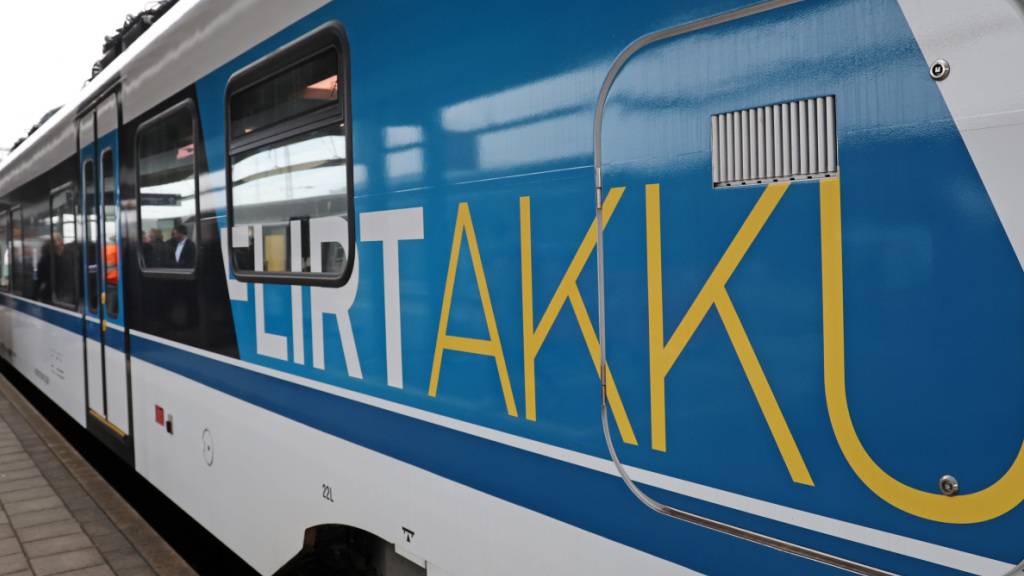 Weitere sieben Akku-Flirts von Stalder Rail sollen nach Niederösterreich geliefert werden. Im Bild: Ein Batteriezug von Stadler, als er 2022 für Testfahrten in Mecklenburg-Vorpommern unterwegs war. (Archivbild)