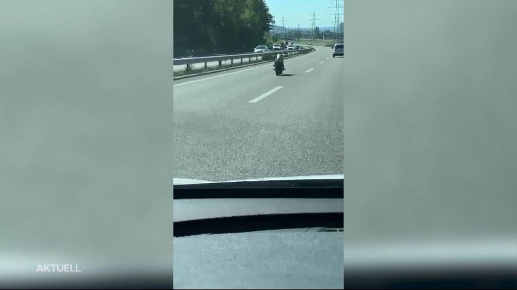 Motorrad fährt ohne Fahrer